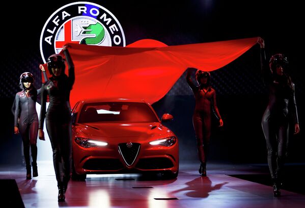 Автомобиль Alfa Romeo Giula на автошоу Los Angeles Auto Show в Лос-Анджелесе, США