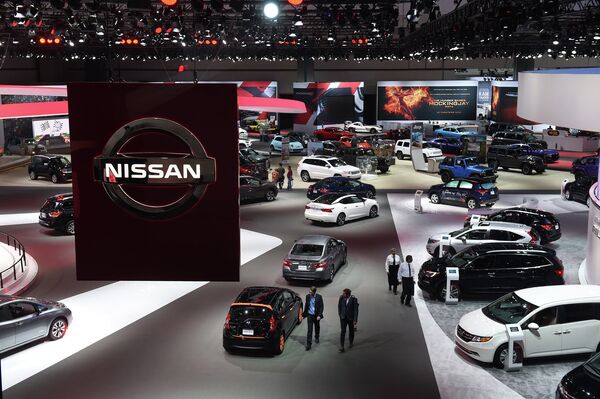 Стенд компании Nissan на автошоу Los Angeles Auto Show в Лос-Анджелесе, США