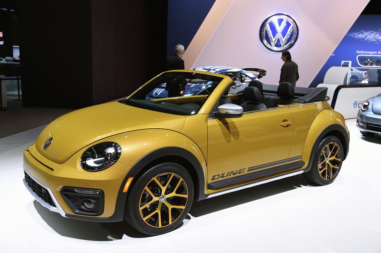 Автомобиль Volkswagen Beetle Dune на автошоу Los Angeles Auto Show в Лос-Анджелесе, США