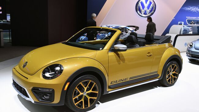 Автомобиль Volkswagen Beetle Dune на автошоу Los Angeles Auto Show в Лос-Анджелесе, США