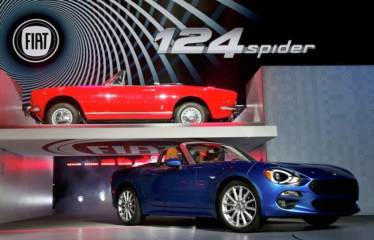 Автомобиль Fiat 124 Spider на автошоу Los Angeles Auto Show в Лос-Анджелесе, США