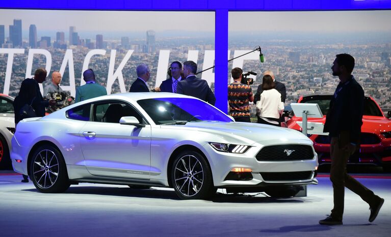 Автомобиль Ford Mustang Coupe на автошоу Los Angeles Auto Show в Лос-Анджелесе, США