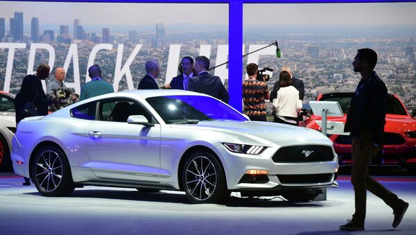 Автомобиль Ford Mustang Coupe на автошоу Los Angeles Auto Show в Лос-Анджелесе, США. Архивное фото