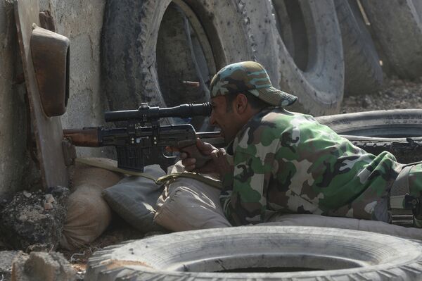 Солдат Сирийской арабской армии на боевой позиции в ходе спецоперации САА в городе Дума в пригороде Дамаска