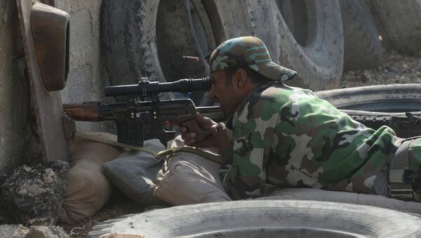 Солдат Сирийской арабской армии на боевой позиции