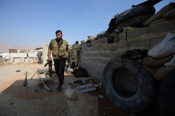 Солдаты Сирийской арабской армии проводят спецоперацию в городе Дума в пригороде Дамаска
