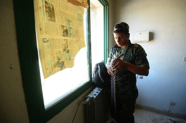 Солдат Сирийской арабской армии перед проведением спецоперации в городе Дума в пригороде Дамаска