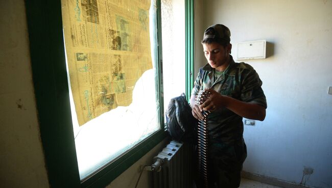 Солдат Сирийской арабской армии перед проведением спецоперации в городе Дума в пригороде Дамаска