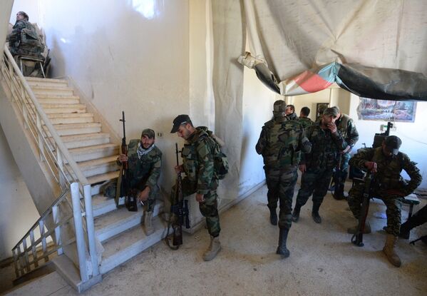 Солдаты Сирийской арабской армии перед проведением спецоперации в городе Дума в пригороде Дамаск