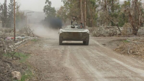 Сирийские солдаты и бронетехника вошли в занятый боевиками пригород Дамаска