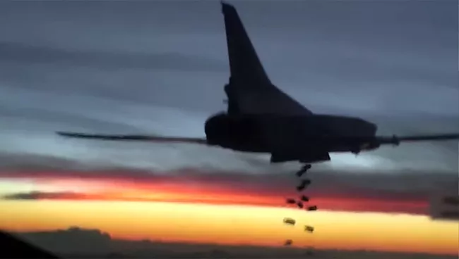 Бомбардировщик-ракетоносец Ту-22 М3 Военно-космических сил России во время боевого вылета для нанесения авиаудара по объектам ИГ в Сирии.