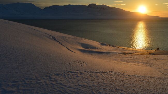 Закат на архипелаге Шпицберген. Архивное фото