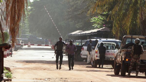 Ситуация возле отеля Radisson Blu в столице Мали городе Бамако. 20 ноября 2015. Архивное фото
