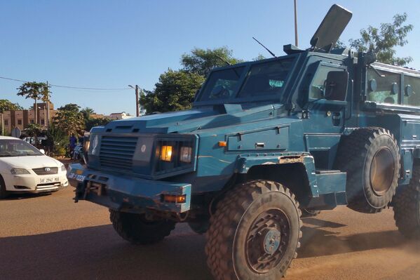 Машина сил безопасности Мали возле отеля Radisson Blu в городе Бамако. 20 ноября 2015