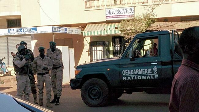 Сотрудники сил безопасности Мали возле отеля Radisson Blu в городе Бамако. 20 ноября 2015