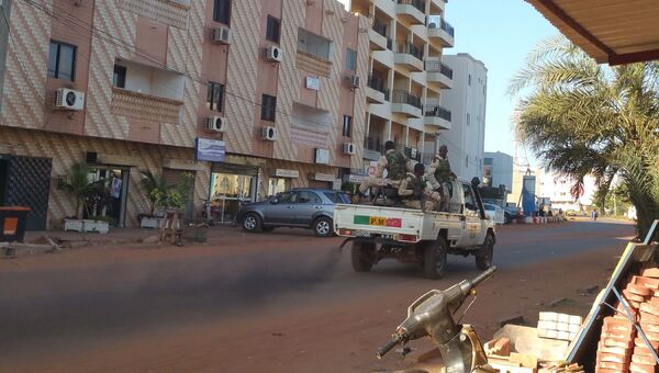 Сотрудники сил безопасности Мали возле отеля Radisson Blu в городе Бамако. 20 ноября 2015