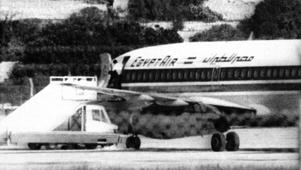 Один из террористов, захвативших самолет Boeing 737 компании EgyptAir, у трапа в аэропорту Валетта, Мальта. 24 ноября 1985 года