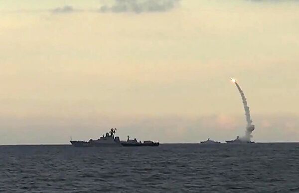 Из акватории Каспийского моря ракетными кораблями Каспийской флотилии РФ нанесен массированный удар 18-ю крылатыми ракетами комплекса Калибр-НК по 7-ми целям позиций террористов в сирийских провинциях Ракка, Идлиб и Алеппо Из акватории Каспийского моря ракетными кораблями Каспийской флотилии РФ нанесен массированный удар 18-ю крылатыми ракетами комплекса Калибр-НК по 7-ми целям позиций террористов в сирийских провинциях Ракка, Идлиб и Алеппо