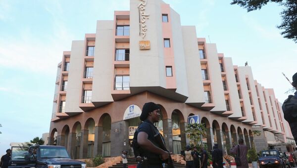 Полиция у отеля Radisson в Бамако (Мали), где были захвачены заложники. Архивное фото