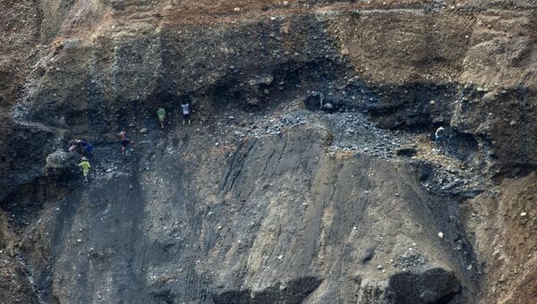 Люди ищут нефрит в отходах шахты близ города Хпакан в Мьянме. Архивное фото