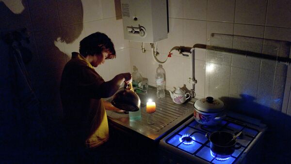 Женщина на кухне в своем доме в Симферополе. Ситуация с энергоснабжением Крыма