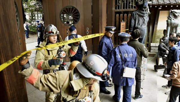 Спасатели и полиция возле храма Ясукуни в Токио