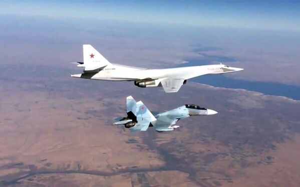 Сопровождение истребителем Су-30СМ бомбардировщика-ракетоносца Ту-160 Военно-космических сил России