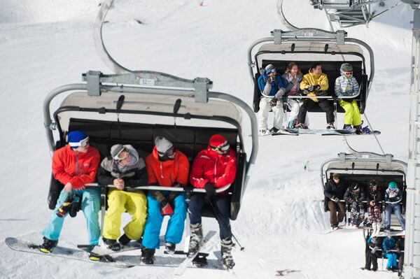 Туристы на канатной дороге на горнолыжном курорте Горки Город в Красной Поляне