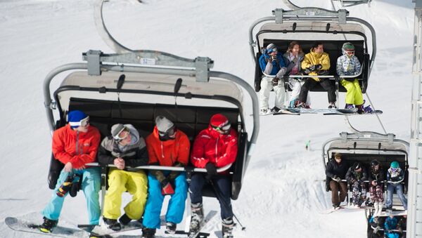 Туристы на канатной дороге на горнолыжном курорте Горки Город в Красной Поляне