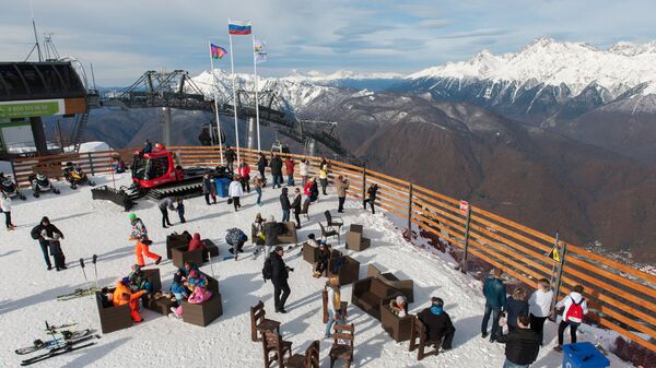 Отдыхающие на горнолыжном курорте Горки Город в Красной Поляне