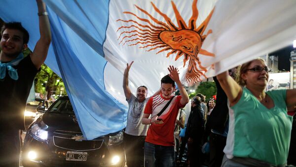 Сторонники кандидата в президенты Маурисио Макри - празднуют победу на улицах Буэнос-Айреса
