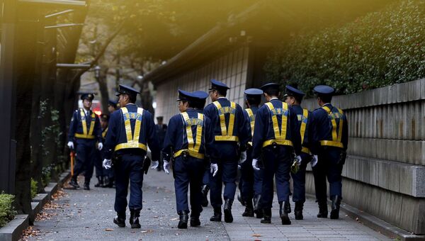 Полиция на месте взрыва в храмовом комплексе Ясукуни в Токио