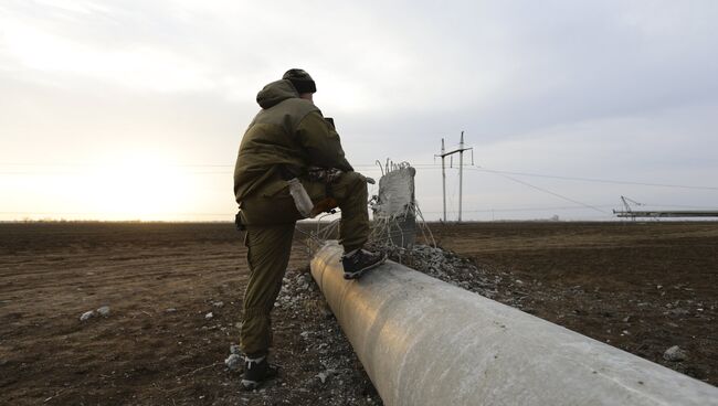 Поврежденный электрический пилон в районе села Чаплинка в Херсонской области