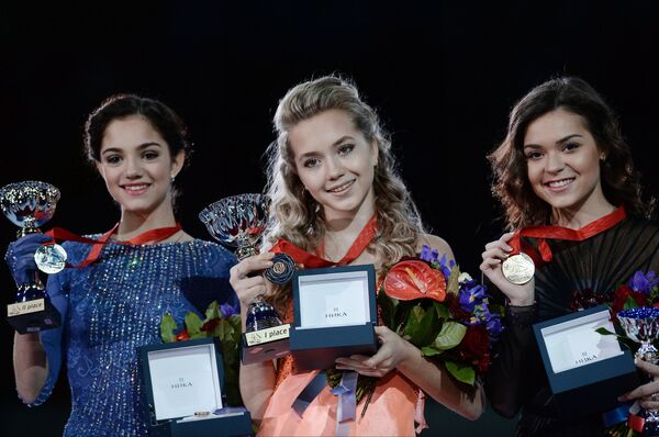 Евгения Медведева, Елена Радионова, Аделина Сотникова во время церемонии награждения на Гран-при по фигурному катанию в Москве