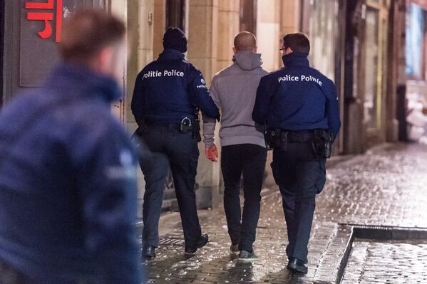 Задержание мужчины сотрудниками бельгийской полиции в ходе рейда в Брюсселе