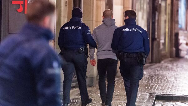Задержание мужчины сотрудниками бельгийской полиции в ходе рейда в Брюсселе. Архивное фото