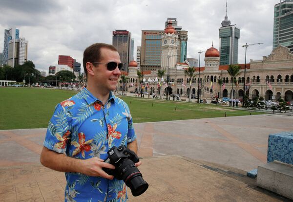 Председатель правительства РФ Дмитрий Медведев во время осмотра достопримечательностей столицы Малайзии Куала-Лумпура