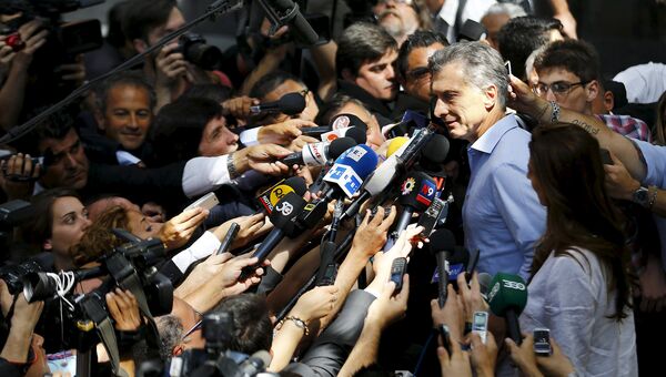 Аргентинский политический деятель Маурисио Макри отвечает на вопросы журналистов в хоже президентских выборов в Буэнос-Айресе, Аргентина