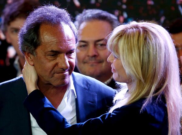 Аргентинский политический деятель Даниэль Сциоли с супругой после президентских выборов в Буэнос-Айресе, Аргентина