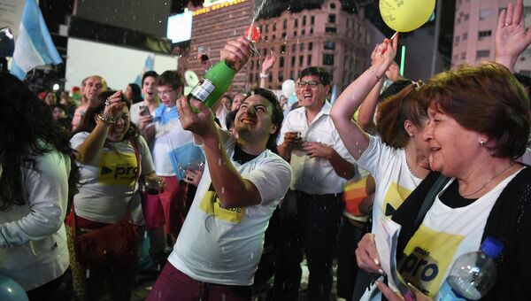 Сторонники партии Маурисио Макри после президентских выборов в Буэнос-Айресе, Аргентина