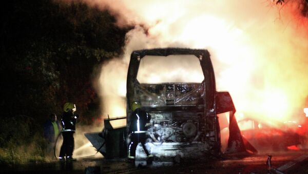 Пожарные тушат горящую машину в Мексике. Архивное фото