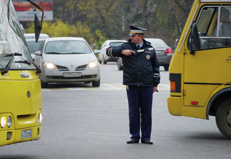 Сотрудник ГИБДД регулирует движение на перекрестке улиц Ленина и Пролетарской в Симферополе