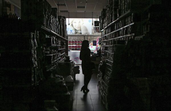 Покупательница в обесточенном торговом зале одного из магазинов в Симферополе