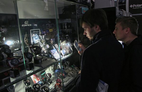 Покупатели в одном из магазинов Симферополя рассматривают товары подсвечивая их мобильным телефоном