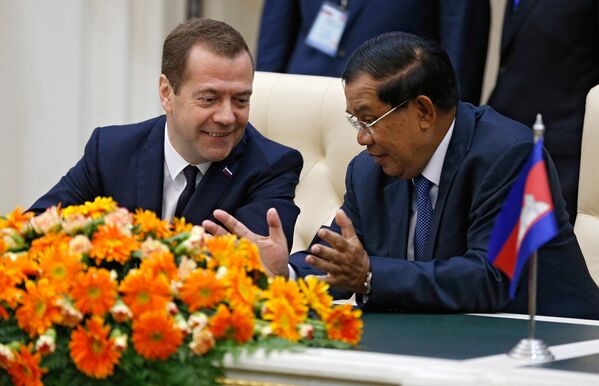 Премьер-министр России Дмитрий Медведев и премьер-министр Камбоджи Хун Сен во время церемонии подписания совместных российско-камбоджийских документов в Пномпене