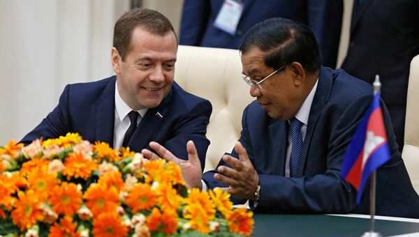 Премьер-министр России Дмитрий Медведев и премьер-министр Камбоджи Хун Сен во время церемонии подписания совместных российско-камбоджийских документов в Пномпене