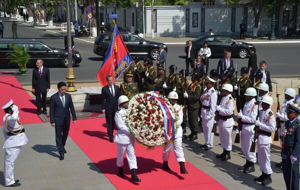 Премьер-министр России Дмитрий Медведев во время церемонии возложения венка к Монументу Независимости и памятнику бывшему королю Камбоджи Нородому Сиануку в Пномпене