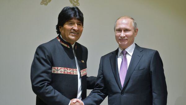 Президент России Владимир Путин (справа) и президент Боливии Эво Моралес Айма. Архивное фото
