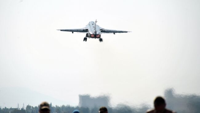 Фронтовой бомбардировщик Су-24.  Архивное фото