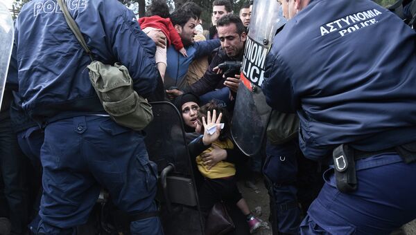 Столкновения мигрантов и полиции на границе между Грецией и Македонией